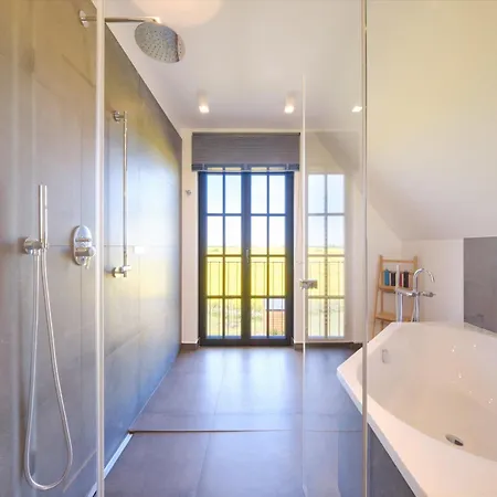 Reetland Am - Luxusplus Reetdachvilla Mit 4 Schlafzimmern, Aussensauna, Loungebereich Und Kamin H09