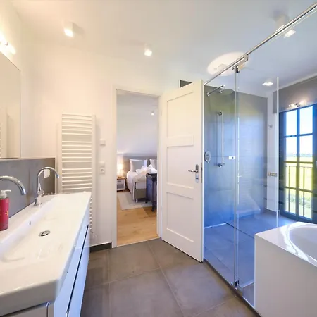 Reetland Am - Luxusplus Reetdachvilla Mit 4 Schlafzimmern, Aussensauna, Loungebereich Und Kamin H09 Dranske