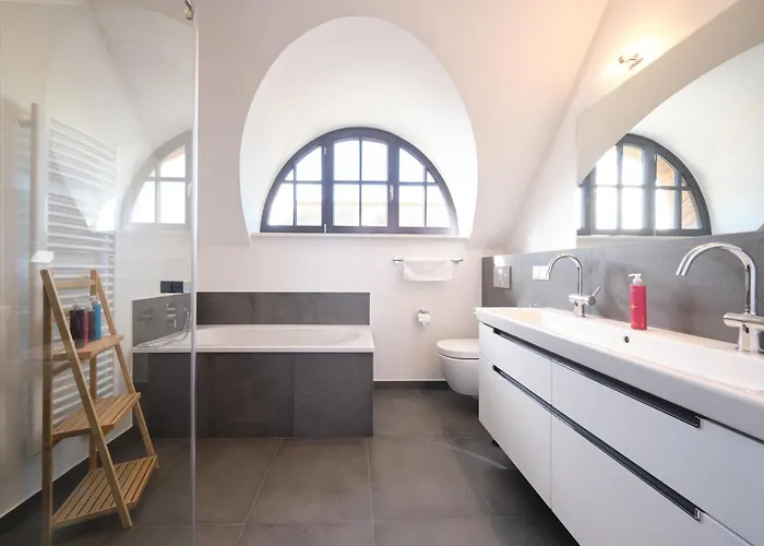 Reetland Am - Luxusplus Reetdachvilla Mit 4 Schlafzimmern, Aussensauna, Loungebereich Und Kamin H09 Villa Dranske